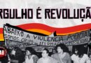 Foto histórica: grupo de pessoas LGBTQIA+ em uma manifestação no Brasil com a faixa: ABAIXO A VIOLÊNCIA POLÍCIAL