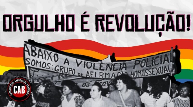 Foto histórica: grupo de pessoas LGBTQIA+ em uma manifestação no Brasil com a faixa: ABAIXO A VIOLÊNCIA POLÍCIAL